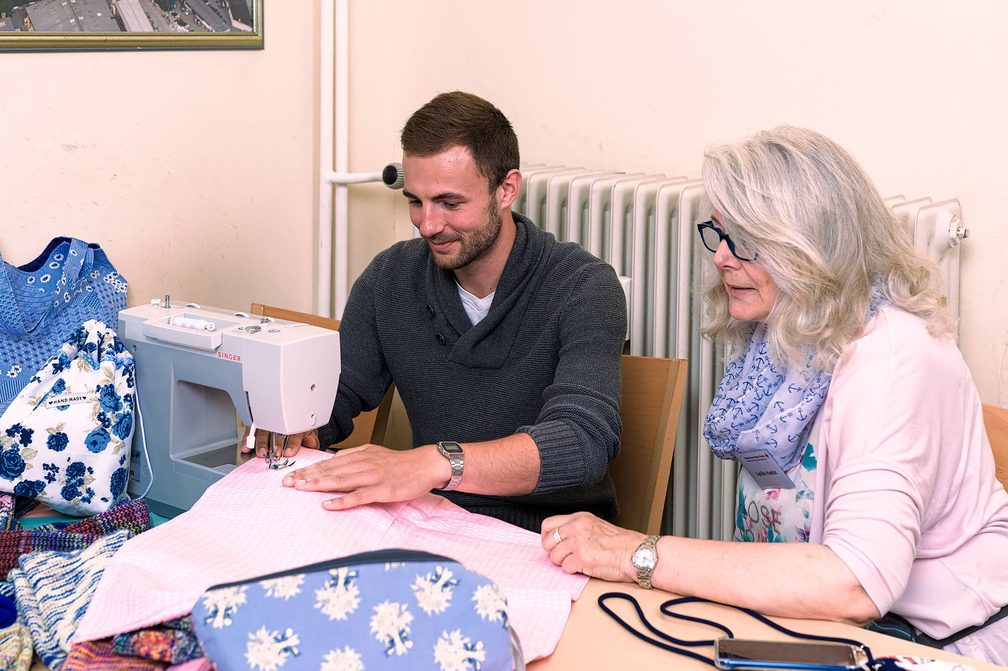 Sybille Hadzic nähend-web2048.jpg